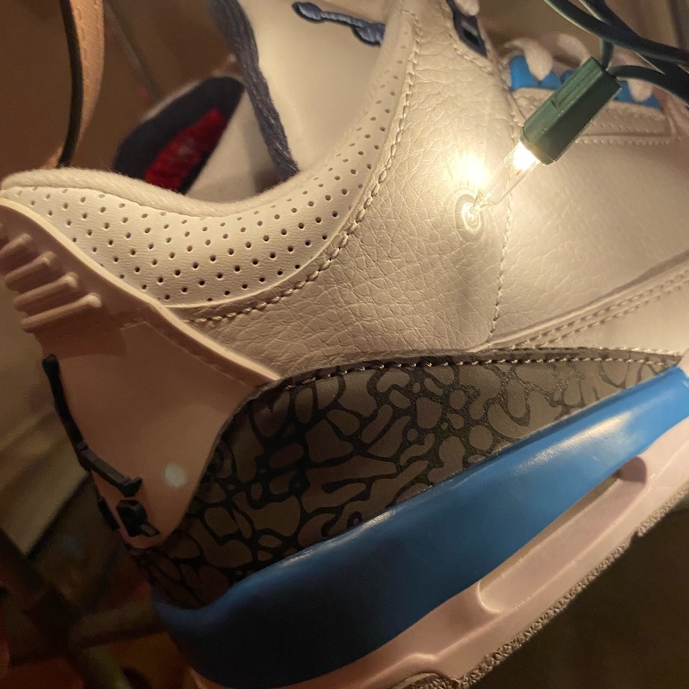 Jordan’s 3s light blue size 8.5